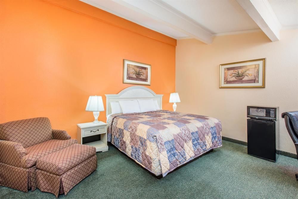 Howard Johnson By Wyndham Historic Lake Charles Zewnętrze zdjęcie
